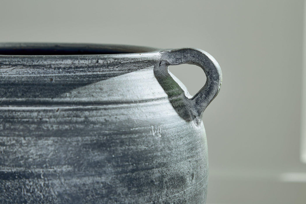 Meadie Vase - Atchison Furniture Company (Atchison, KS)